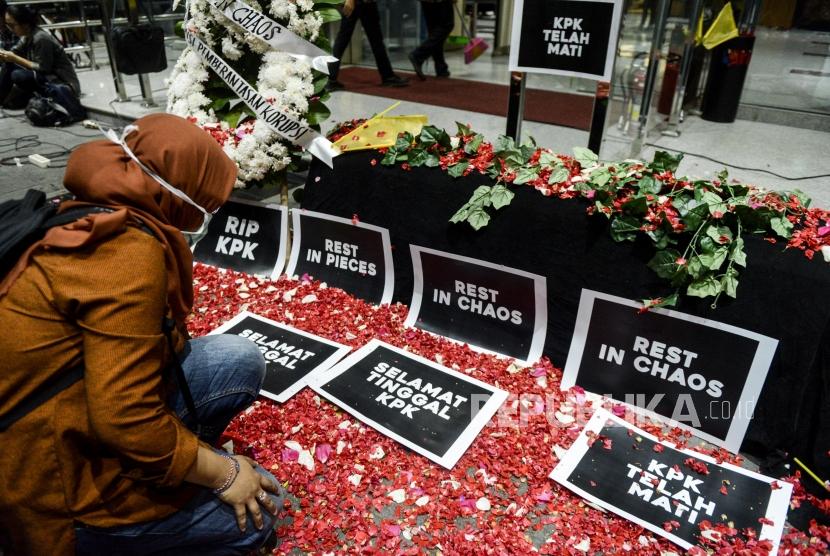 Pegawai KPK usai menabur bunga ke keranda mayat di Gedung KPK, Jakarta, Jumat (13/9).