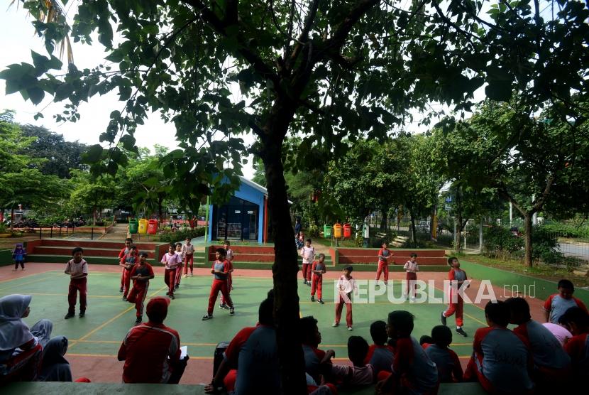 Sejumlah pelajar SDN Lenteng Agung 03 saat melaksanakan mata pelajaran olahraga di RPTRA Lenteng Agung, Jakarta, Kamis (31/1).