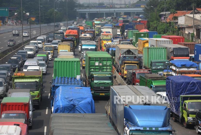 Kemacetan terjadi di ruas jalan Tol Jakarta-Cikampek di Wilayah Kota Bekasi, Jawa Barat, Kamis (16/11).