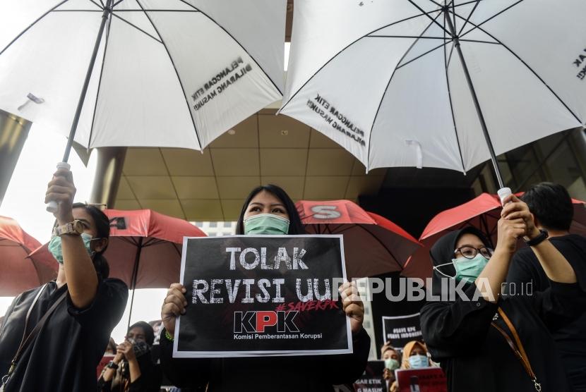 Sejumlah pegawai KPK melakukan aksi unjuk rasa di Kantor KPK, Jakarta, Jumat (6/9).