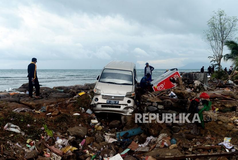 Sejumlah warga terdampak tsunami menyelamatkan barang berharganya di Desa Way Muli, Kalianda, Lampung Selatan, Senin (24/12).