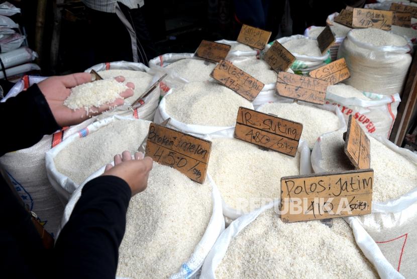 Harga Beras Naik. Pembeli memilih beras di Pasar Induk Beras Cipinang, Jakarta, Kamis (11/1).