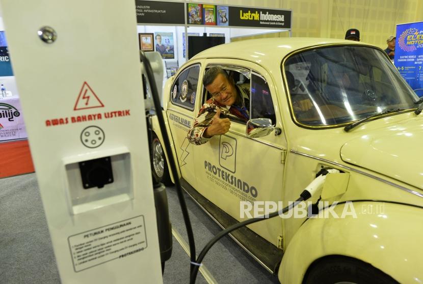 Pemilik VW Beetle bertenaga listrik Rudi Susanto Rahardjo berfoto didalam mobilnya saat gelaran Indonesia Electric Motor Show (IEMS) 2019, di Balai Kartini, Jakarta, Rabu (4/9).