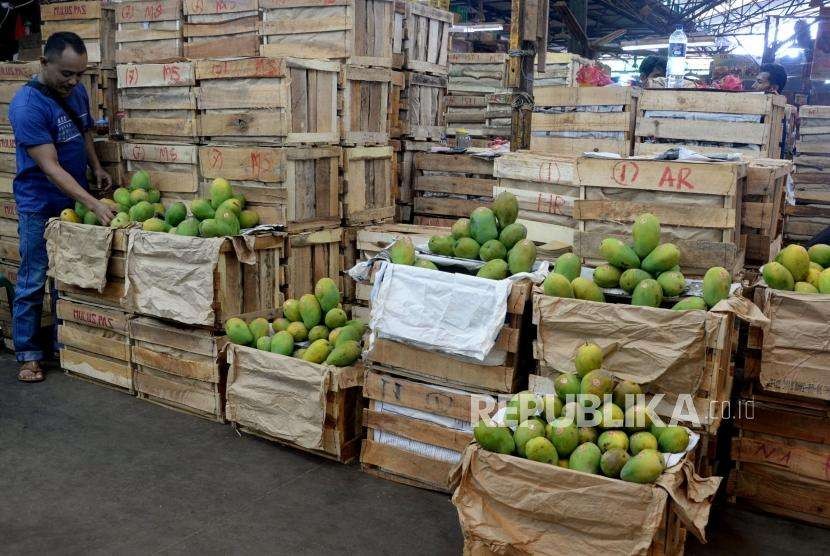 Pedagang memilah buah mangga di Pasar Induk Kramat Jati, Jakarta, Ahad (7/10).