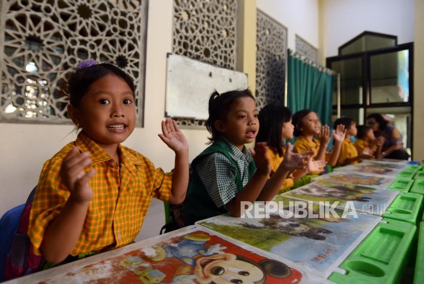 Sejumlah murid Paud melaksanakan kegiatan belajar mengajar di Masjid Al-Ikhlas (ilustrasi)