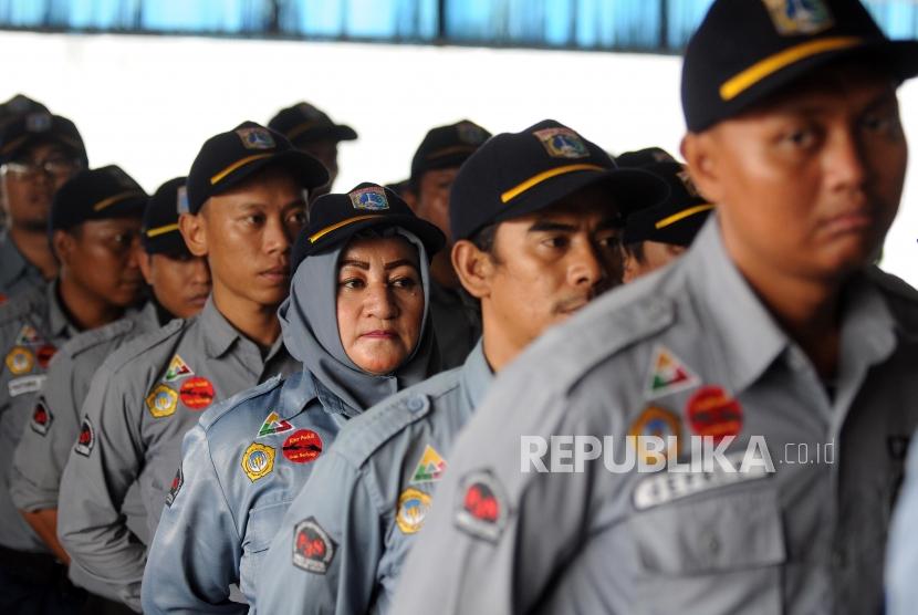 Sejumlah petugas Dinas Sosial melaksanakan apel bersama di Kantor Dinas Sosial Provinsi DKI Jakarta, Jakarta, Selasa (5/6).