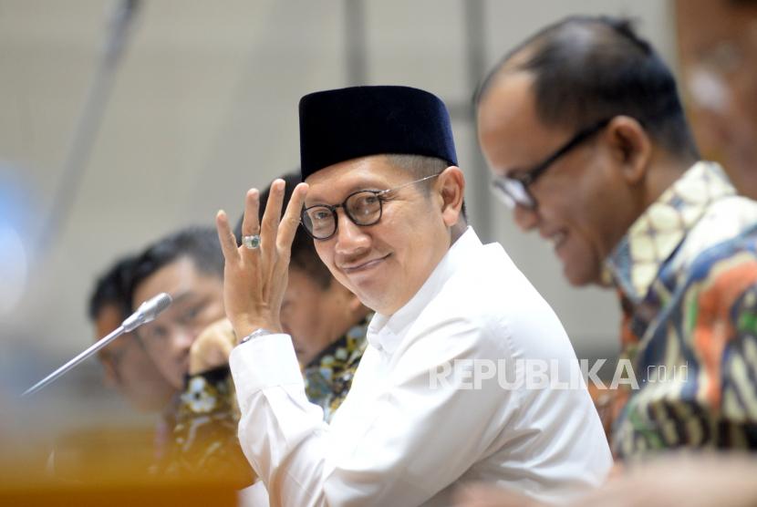 Menteri Agama Lukman Hakim Saifuddin bersiap mengikuti rapat kerja dengan Komisi VIII DPR di Kompleks Parlemen, Senayan, Jakarta, Kamis (25/7).