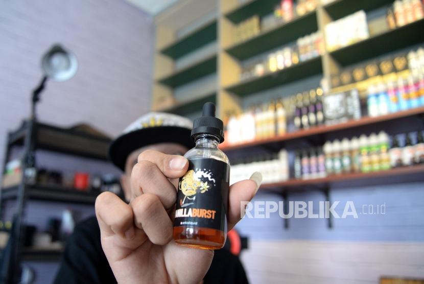 Kenaikan Cukai Vape. Penjaga menunjukan aneka cairan roko elektrik (vape) di Jakarta, Senin (29/1).