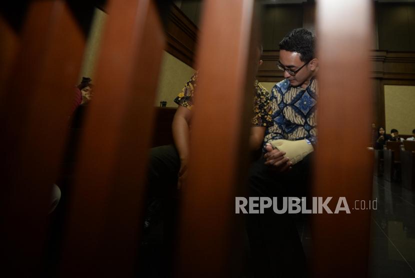 Terdakwa kasus dugaan menerima gratifikasi dan suap pengesahan APBD Provinsi Jambi, Gubernur nonaktif Zumi Zola saat menunggu sidang tuntutan   di Pengadilan Tindak Pidana Korupsi, Jakarta, Kamis (8/11).