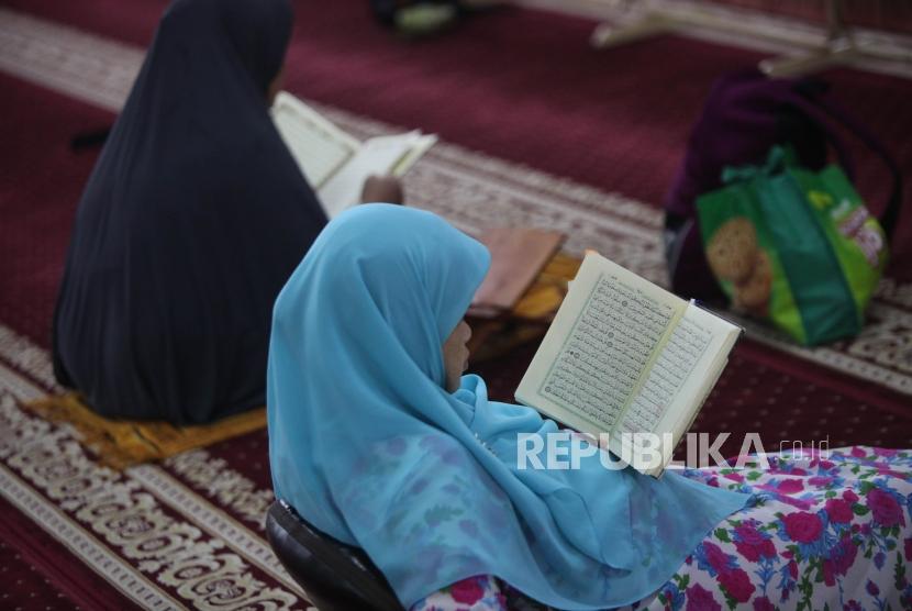 Seorang Jamaah membaca Alquran seusai shalat di Masjid Sunda Kelapa, Jakarta, Senin (26/11).