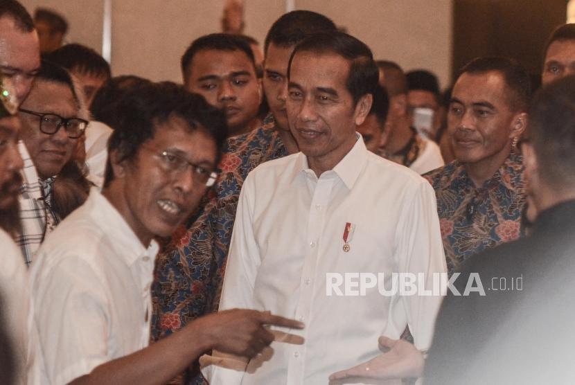 Jokowi Halalbihalal dengan Aktivis 98. Presiden RI Joko Widodo (tengah) mendatangi acara Halalbihalal aktivis 98 di Jakarta Pusat, Ahad (16/6).