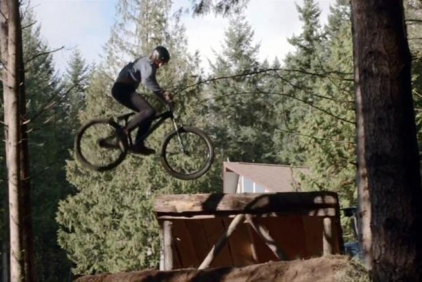 brandon semenuk dirt jump bike