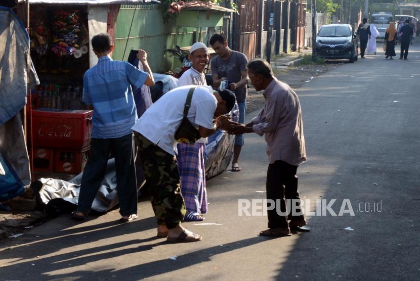 Ilustrasi. Sejumlah umat muslim bersalaman usai melaksanakan ibadah Sholat Idul Fitri di Jatinegara, Jakarta.