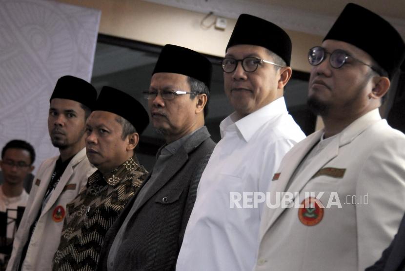 Ketua Umum PP Pemuda Muhammadiyah Dahnil Anzar Simanjuntak bersama Menteri Agama Lukman Hakim Saifuddin, Ketua PP Muhammadiyah Yunahar Ilyas, Ketua Majelis Tabligh PP Muhammadiyah Faturahman Kamal dan Ketua Bidang Dakwah PP Pemuda Muhammadiyah Abrar Aziz (dari kanan) pada pembukaan Kongres Ulama Muda Muhammadiyah di Aula Gedung Dakwah Muhammadiyah, Menteng, Jakarta, Selasa (30/1).