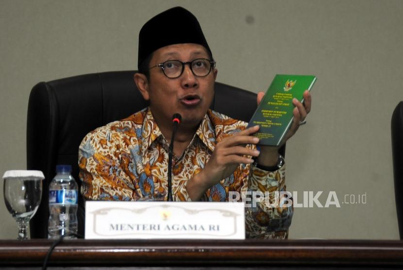 Menteri Agama Lukman Hakim Saifuddin memaparkan penjelasan saat konferensi pers di Kantor Kementerian Agama, Jakarta, Rabu (7/2).