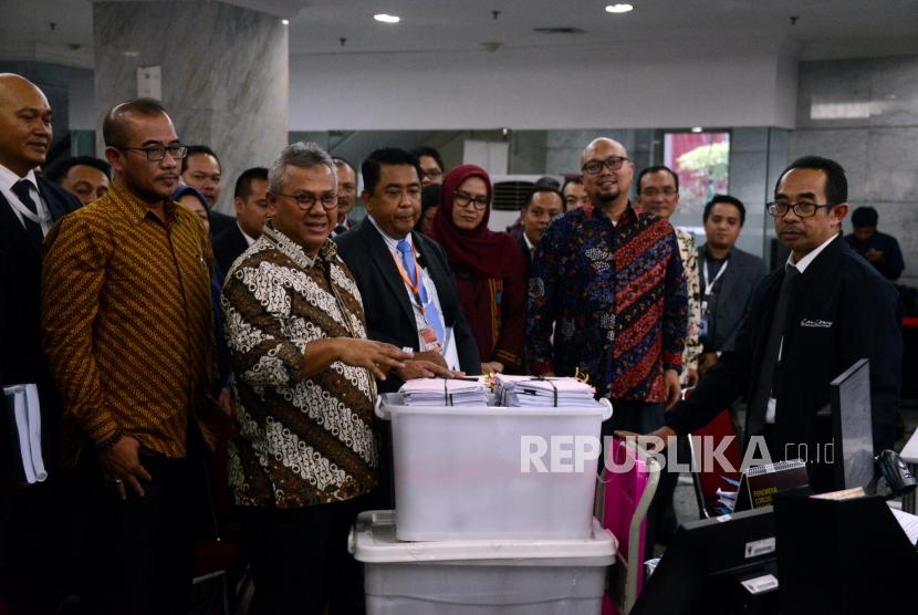 Ketua KPU Arief Budiman bersama sejumlah Komisioner KPU saat akan menyerahkan alat bukti KPU dalam Perselisihan Hasil Pemilihan Umum (PHPU) Pemilihan Presiden 2019, di Mahkamah Konstitusi (MK), Jakarta, Rabu (12/6).