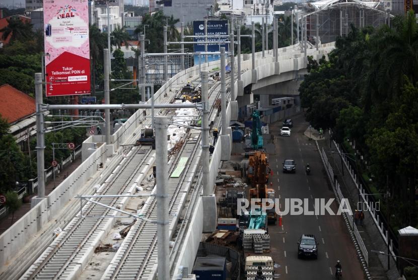Suasana kondisi pembangunan proyek Mass Rapid Transit (MRT) dalam proses penyelesaian di Kawasan Block M, Jakarta, Selasa (17/4).