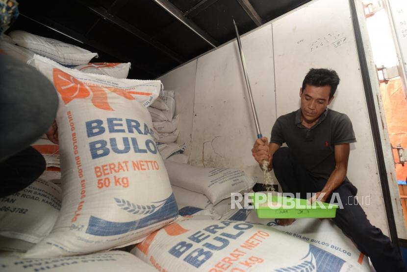 Pengunjung mengecek  beras jenis medium saat peluncuran operasi pasar beras (ilustrasi)