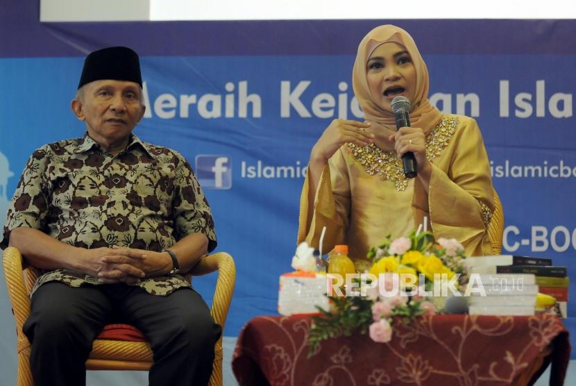 Politisi Amien Rais bersama Penulis Hanum Rais (dari kiri) memaparkan pendapat saat peluncuran dan bedah novel I Am Sarahza pada acara Islamic Book Fair 2018 di Jakarta Convention Center, Jakarta, Jumat (20/4).