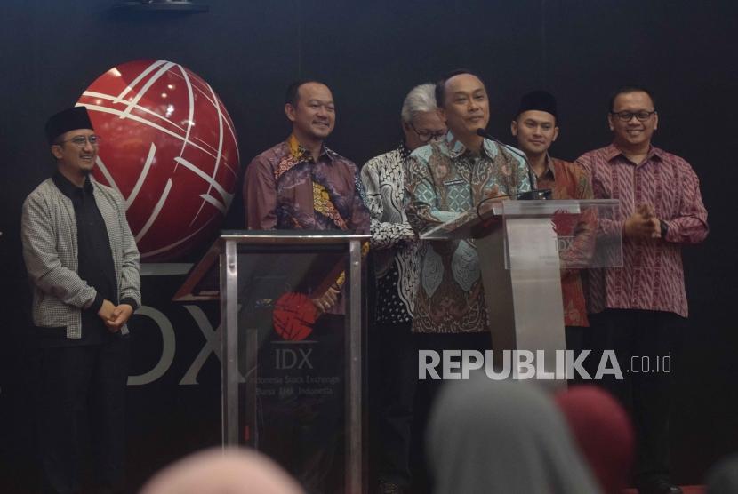 Direktur Jenderal Kependudukan dan Pencatatan Sipil Kemendagri, Zudan Arif Fakrulloh memberikan sambutan dalam acara peluncuran paytren reksadana online di  Bursa Efek Indonesia, Jakarta, Selasa (5/6).