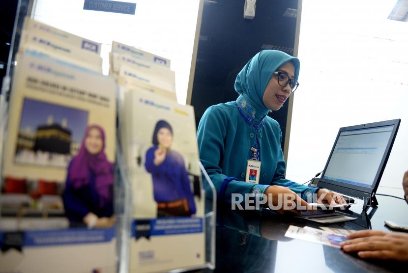 Petugas melayani transaksi nasabah di kantor layanan BCA Syariah, Jakarta (ilustrasi).