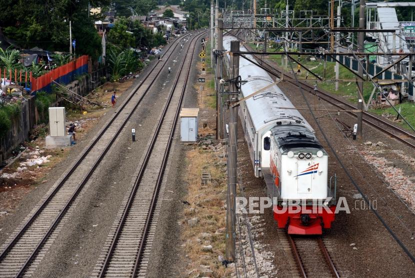Kereta api melintas di kawasan Klender, Jakarta, Kamis (11/4), PT KAI akan mulai mengoperasikan jalur rel dwi ganda (double-double track) lintasan Cakung-Jatinegara yang terbentang sepanjang 9,5 kilometer itu pada Jumat (12/4).