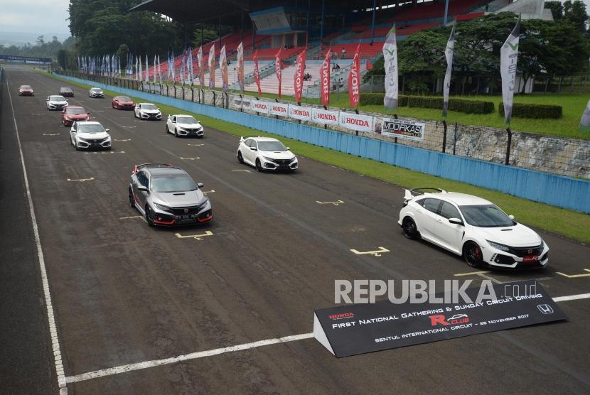 Mobil Honda Civic Type R saat melakukan Sunday Circuit Driving  R Club di Sirkuit Internasional Sentul, Bogor, Jawa Barat, Ahad (26/11).