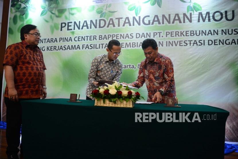 Menteri Badan Perencanaan Nasional, Bambang Brodjonegoro(kiri) menyaksikan penandatanganan MOU yang dilakukan oleh CEO PINA, Eko Putro Adijayanto(tengah) dengan Dirut Holding Perkebunan Nusantara PTPN III, Dolly P. Pulungan(kanan) di kantor Bappenas, Jakarta, Jumat (8/6).