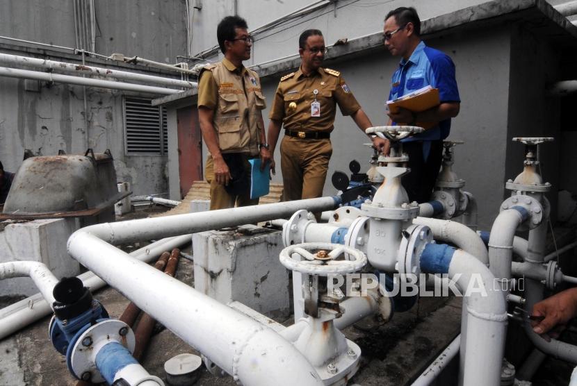 Gubernur DKI Jakarta Anies Baswedan (tengah) didampingi Tim Pengawasan Terpadu Sumur Resapan Instalasi Pengelolaan Air Limbah dan Air Tanah saat melakukan sidak di Hotel Sari Pan Pacific, Thamrin, Jakarta, Senin (12/3).