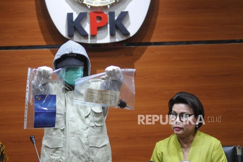  Petugas KPK , Wakil Ketua KPK  Basaria Panjaitan  (kiri ke kanan ) menunjukan barang bukti kepada media terkait OTT yang di lakukan KPK,  Jakarta, Kamis (1/3).
