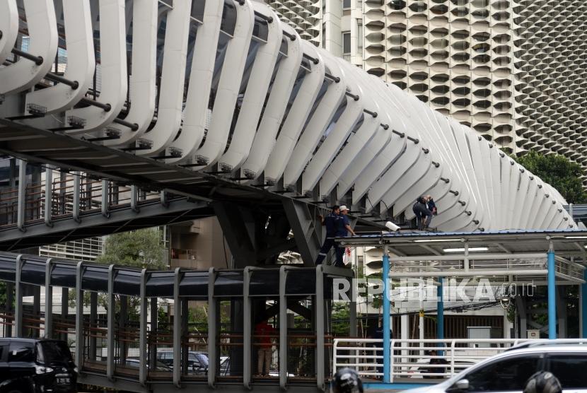 JPO Gelora Bung Karno. Pekerja menyelesaikan pembangunan tahap akhir jembatan penyeberangan orang (JPO) Gelora Bung Karno di Jalan Jenderal Sudirman, Jakarta, Rabu (27/2).