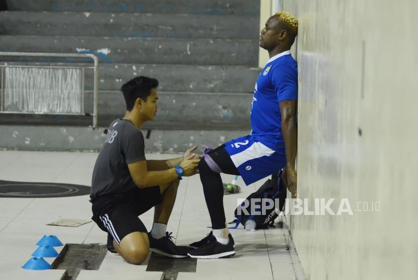 Pemain Persib Victor Igbonefo melakukan terapi saat latihan fisik pemain Persib di GOR Pajajaran, Kota Bandung, Senin (5/3).