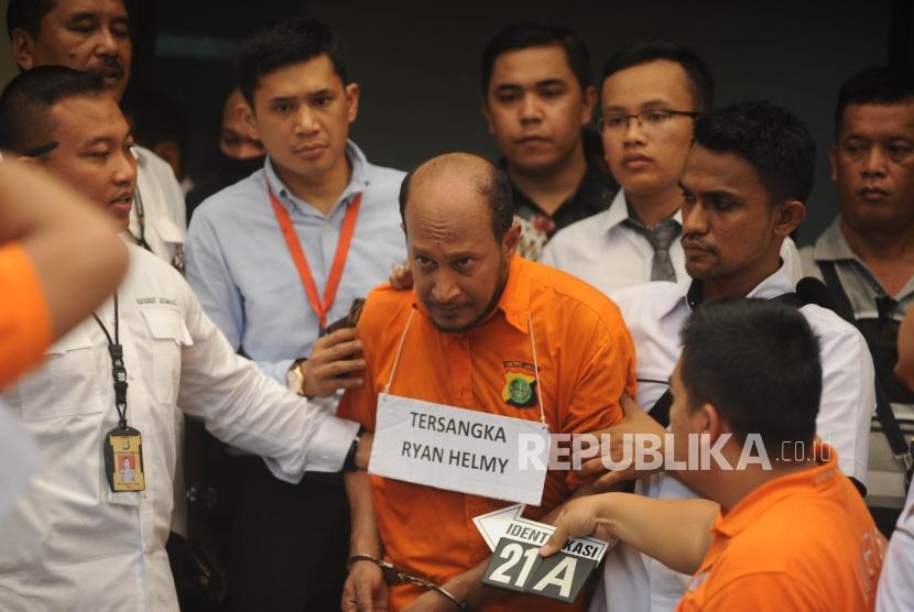 Rekontruksi. Polisi melakukan rekontruksi dengan menghadirkan tersangka dr Helmi di tempat kejadian perkara kasus penembakan di Klinik Azzahra Medical Centre Keramat Jati, Jakarta Timur, Senin (13/11).