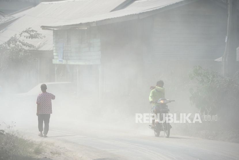 Pasca Letusan Sinabung. Warga beraktivitas di Desa Payung, Simpang Empat, Karo, Sumatera Utara, Selasa (20/2).
