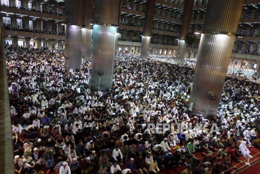 Umat muslim melaksanakan salat Idul Adha 10 Dzulhijjah 1439 Hijriah secara berjamaah di masjid Istiqlal, Jakarta, Rabu (22/8).