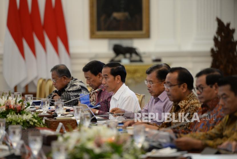 Pembangunan Universitas Islam Internasional. Presiden Joko Widodo (tengah kanan) memimpin rapat terbatas terkait rencana pembangunan Universitas Islam Internasional Indonesia di Istana Merdeka, Jakarta, Kamis (18/1).