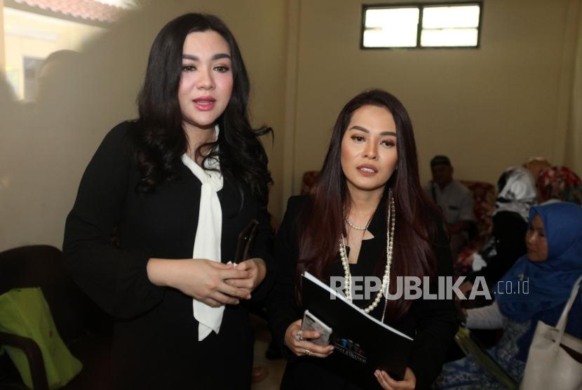 Artis Vicky Veranita Yudhasoka Shu bersiap menjalani sidang lanjutan sebagai saksi dalam kasus penipuan dan penggelapan oleh agen perjalanan umrah First Travel di Pengadilan Negeri Depok, Jawa Barat, Rabu (14/3).