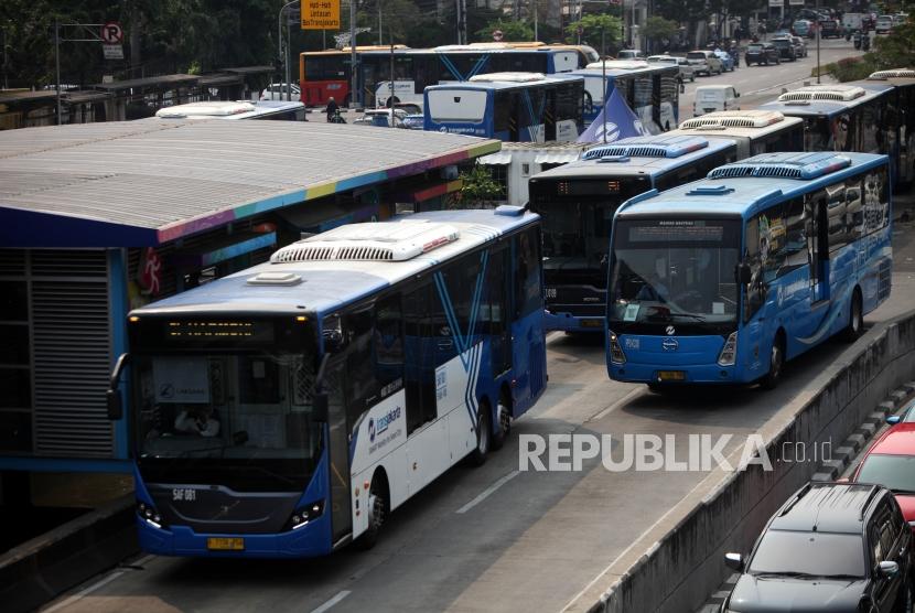 Antrean bus Transjakarta di Halte Harmoni, Jakarta, Rabu (25/7).