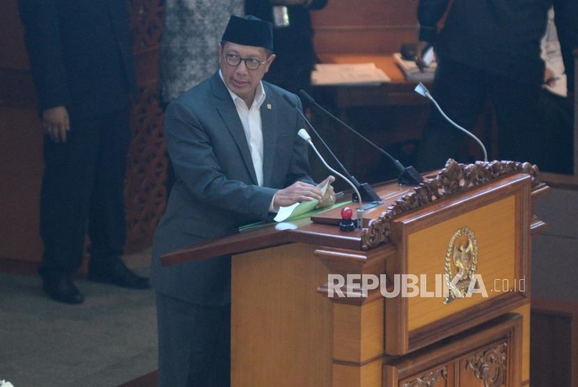 Menteri Agama Lukman Hakim Saifuddin menyampaikan tanggapan pemerintah saat Rapat Paripurna di Kompleks Parlemen Senayan, Jakarta, Selasa (24/9).