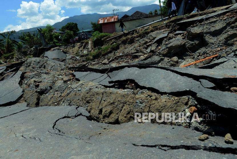 Kondisi jalanan yang rusak di kawasan Balaroa, Palu, Sulawesi Tengah, Senin (1/10).