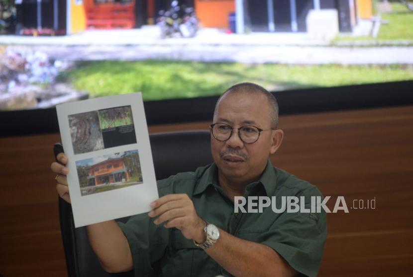 Kadiv Humas Polri Irjen Pol Setyo Wasisto menunjukan gambar barang bukti terkait terduga teroris di Universitas Riau saat konferensi pers di Mabes Polri, Jakarta, Ahad (3/6).