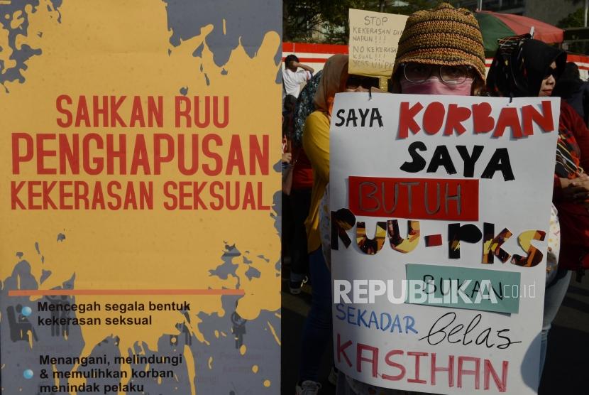 Sejumlah aktivis saat melakukan aksi Rancangan Undang-undang Penghapusan Kekearasan Seksual (RUU PKS) di kawasan Bundaran HI, Jakarta, Ahad (25/8).