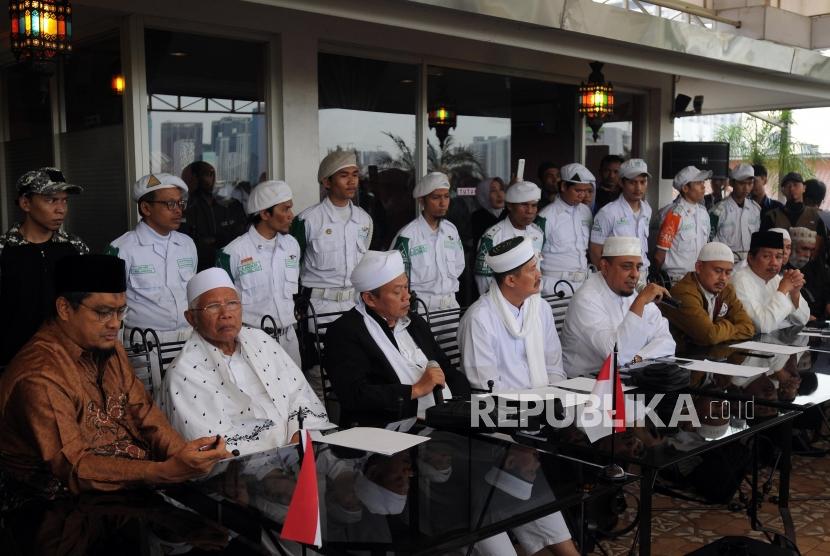 Team of 11 ulemas of the 212 Alumni hold a press conference about their meeting with President Joko Widodo at Tebet, Jakarta, on Wednesday (April 25).