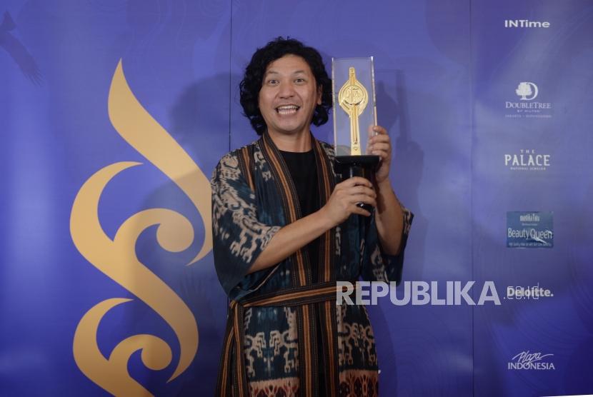 Aktris Gading Marten berfoto usai menerima penghargaan pemeran pria terbaik dalam acara Festival Film Indonesia di Taman Ismail Marzuki, Jakarta, Ahad, (9/12) malam.