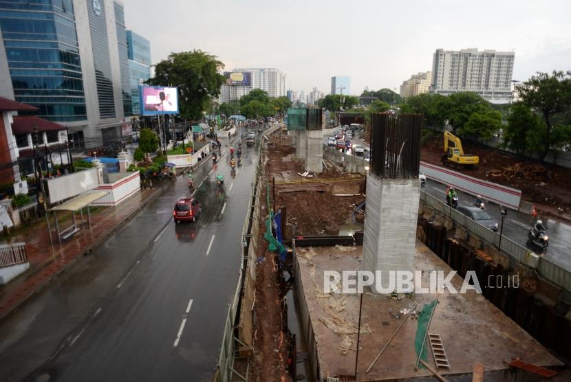 Pertumbuhan Ekonomi Kuartal Ketiga. Pengerjaan proyek LRT di Kawasan Cawang, Jakarta, Ahad (12/11).