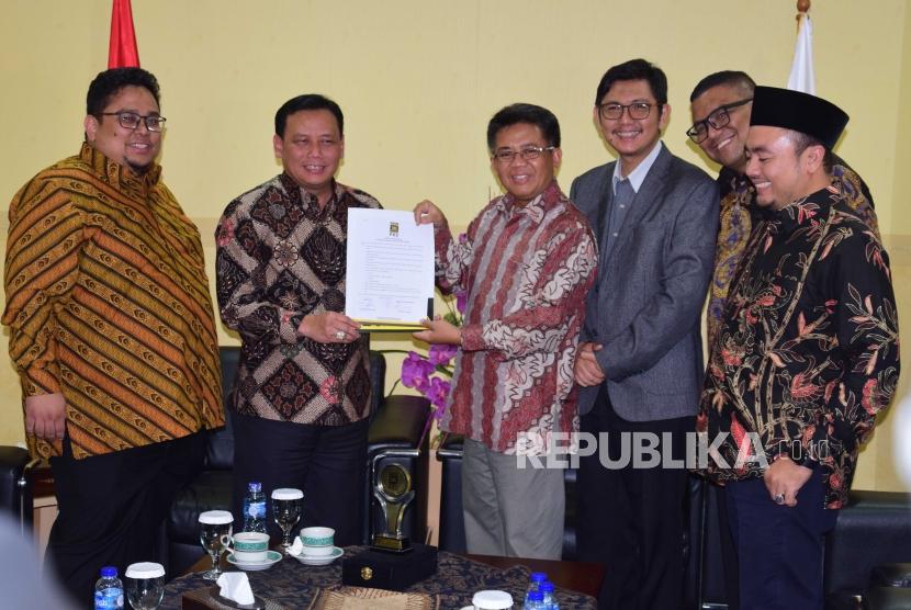 Ketua Bawaslu Abhan (kedua kiri) menerima faktai ntegritas dari Presiden PKS  Sohibul Iman (tengah) didampingi komisoner bawaslu dan pengurus PKS usai melakukan kunjungan ke DPP PKS, Jakarta Senin (9/7).