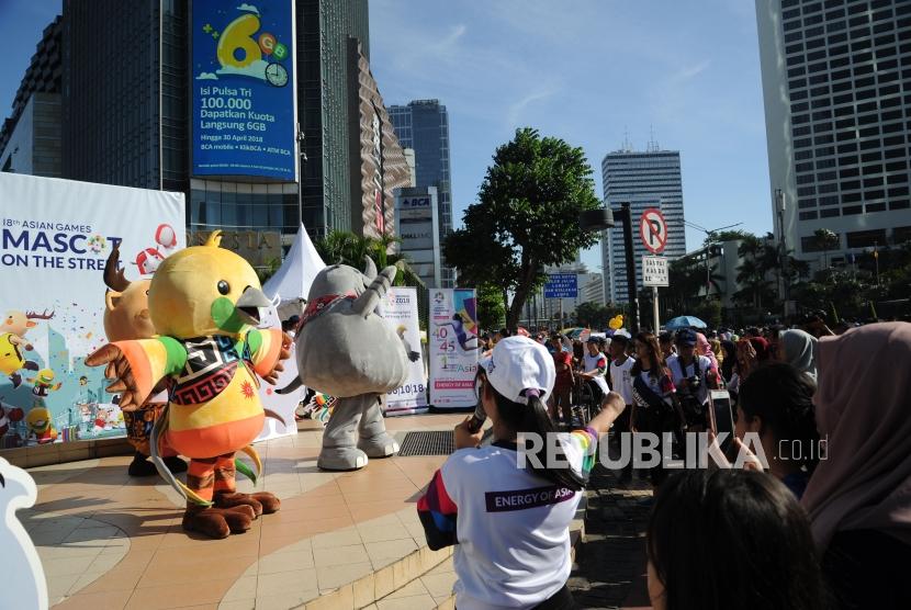 Maskot Asian Games 2018 berada dikawasan hari bebas berkendara / Car Free Day di Bundaran HI, Jakarta, Ahad (1/4).