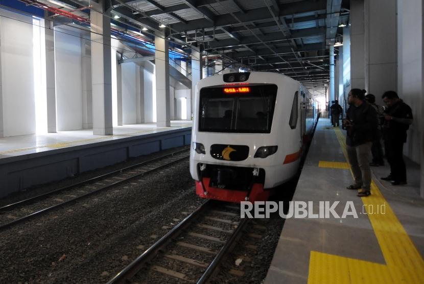 An Airport Train will start operation from Jakarta towards the Soekarno-Hatta international airport in Cengkareng, Banten, on Tuesday morning (Dec 26) at 03:47 a.m. local time.