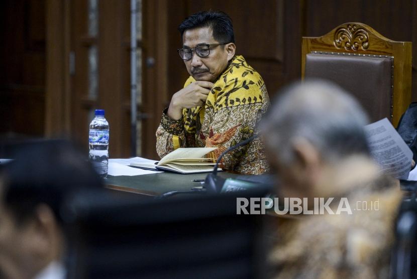 Terdakwa kasus dugaan suap distribusi pupuk Bowo Sidik Pangarso saat menjalani sidang lanjutan di Pengadilan Tipikor, Jakarta, Rabu (25/9).