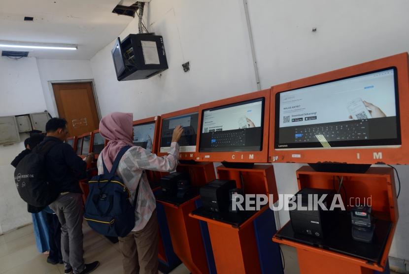 Tiket Kereta Lebaran Mulai Dijual. Calon penumpang membeli tiket kereta tujuan luar kota di Stasiun Pasar Senen, Jakarta, Senin (25/2).